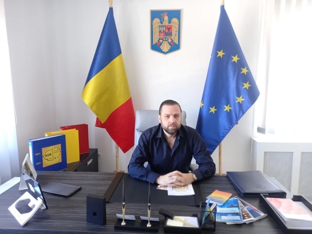 Alexandru Săraru: Politica și limbricii