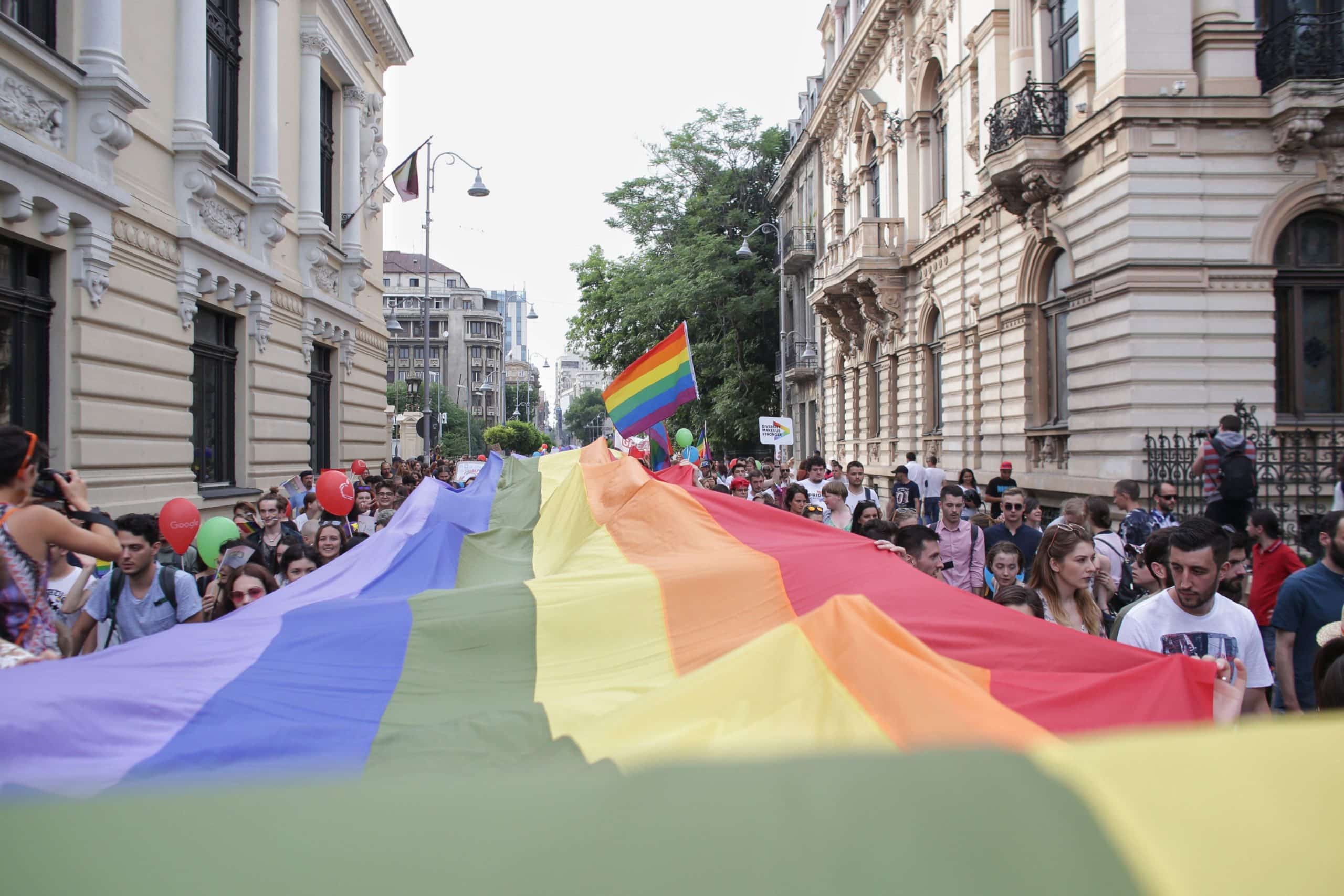Sondaj IPSOS / Majoritatea românilor nu susțin căsătoriile între persoane de același sex