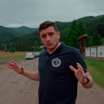 George Simion: Crucile eroilor români au fost reinstalate de patrioți în cimitirul de la Valea Uzului