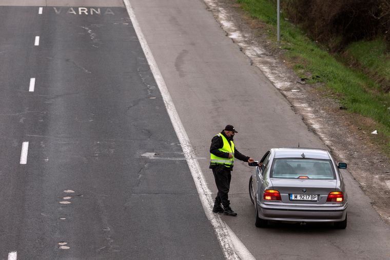 Discriminare: turiștii români, amendați cu sute de euro pentru infracțiuni rutiere în Grecia.